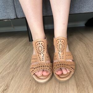 🌎 Tan Leather Earth Wedges size 6.5